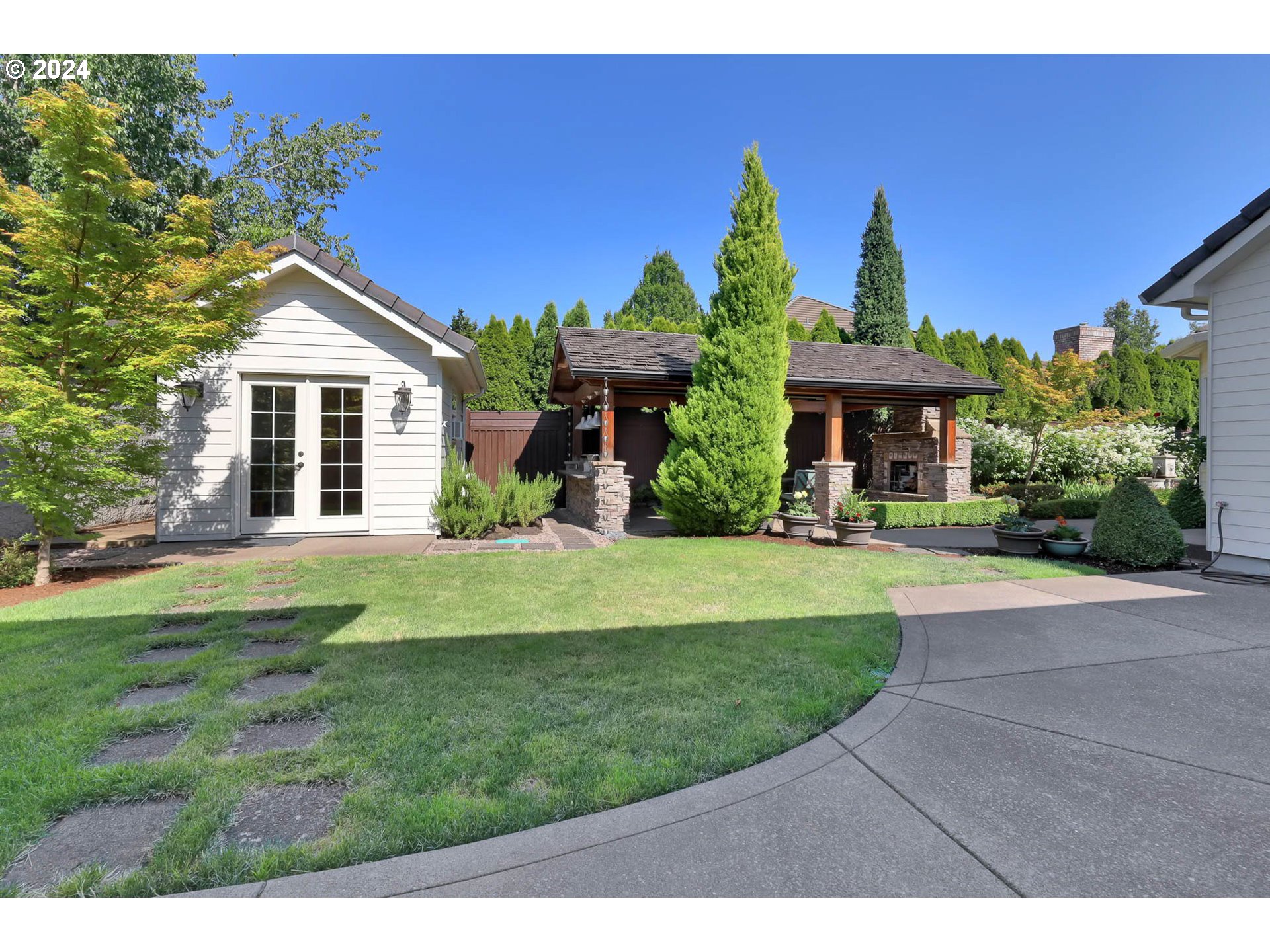 3469 River Pointe Drive Eugene, OR 97408 - Photo 39 of 48 a front view of a house with garden