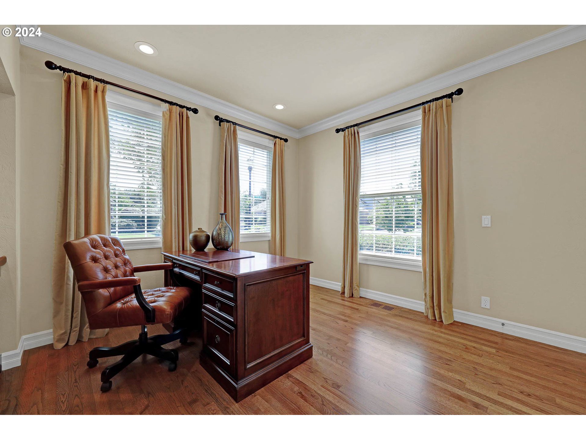 3469 River Pointe Drive Eugene, OR 97408 - Photo 9 of 48 a workspace with furniture and a window