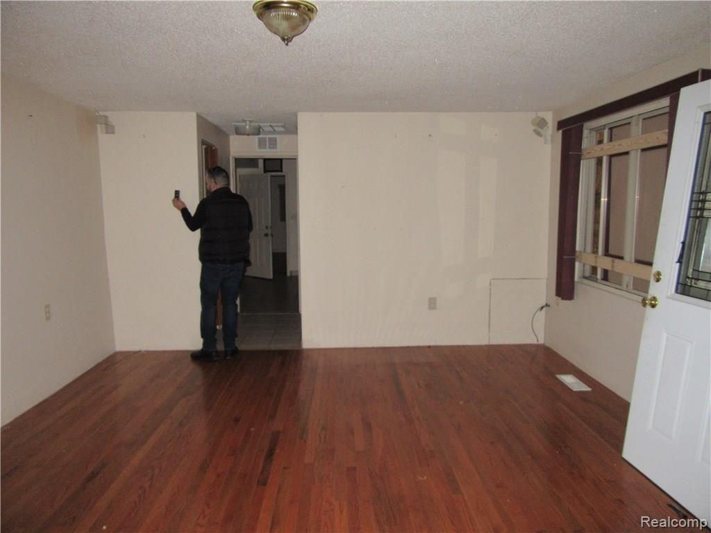 3586 Spring Hill Avenue Inkster, MI 48141 - Photo 6 of 20 017.JPG