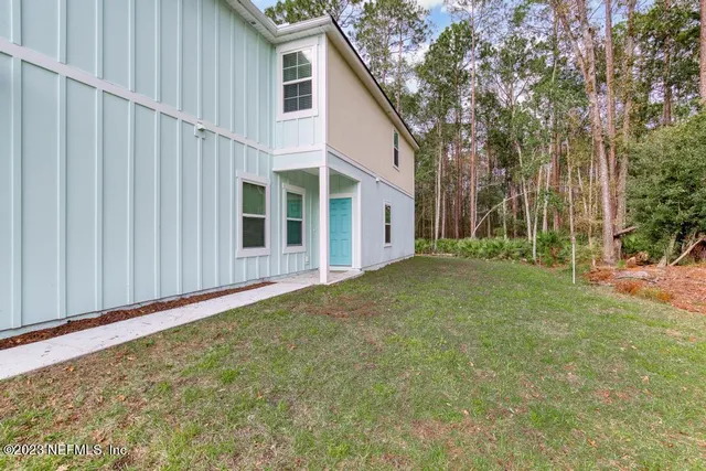 a view of a house with a backyard
