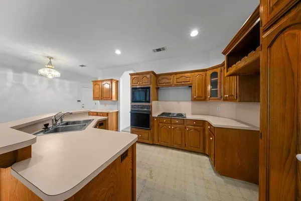 $384,900 | 943 Fairway Drive, Duncanville, TX 75137