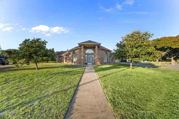 $384,900 | 943 Fairway Drive, Duncanville, TX 75137