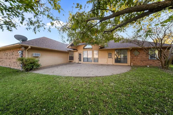 $384,900 | 943 Fairway Drive, Duncanville, TX 75137