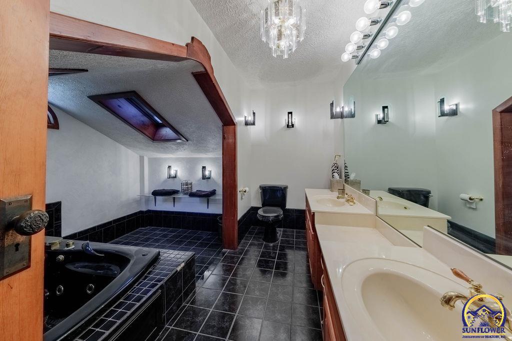 401 North Cedar Street Overbrook, KS 66524 - Photo 36 of 75 Primary Bathroom