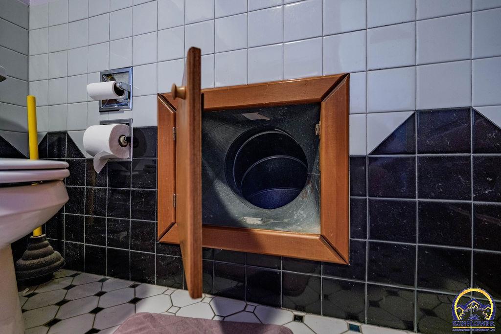 401 North Cedar Street Overbrook, KS 66524 - Photo 42 of 75 Laundry chaute