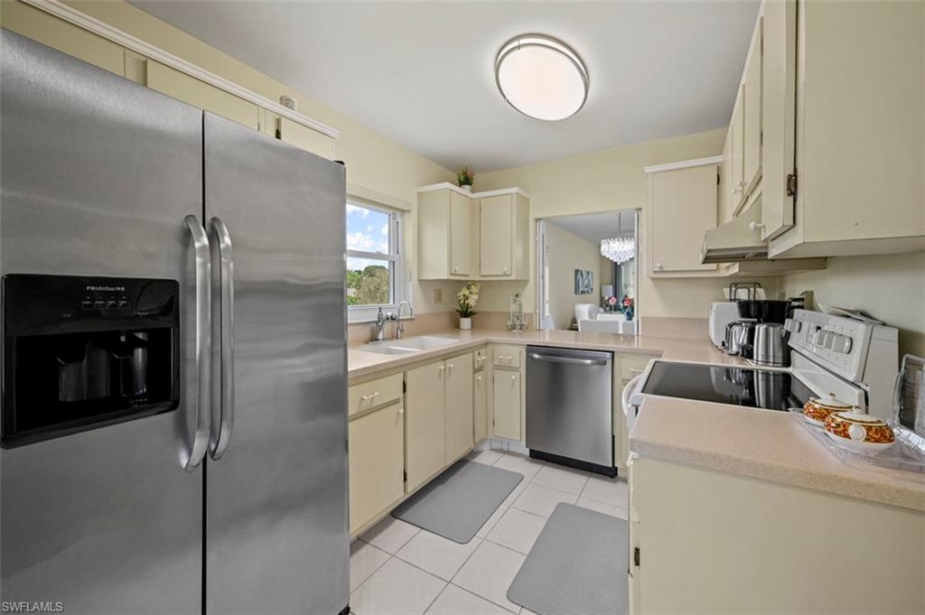 1055 Forest Lakes Drive, Unit E210 Naples, FL 34105 - Photo 7 of 30