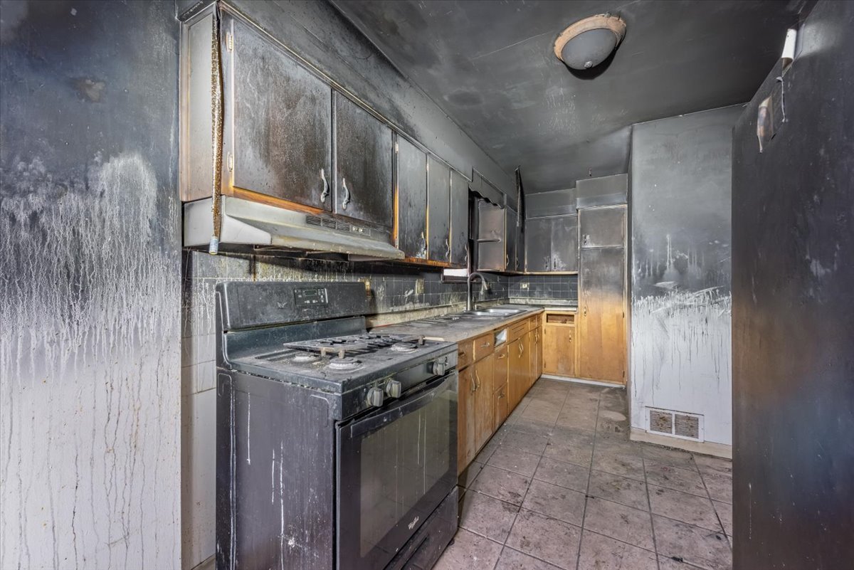 412 Jay Street Elgin, IL 60120 - Photo 5 of 25