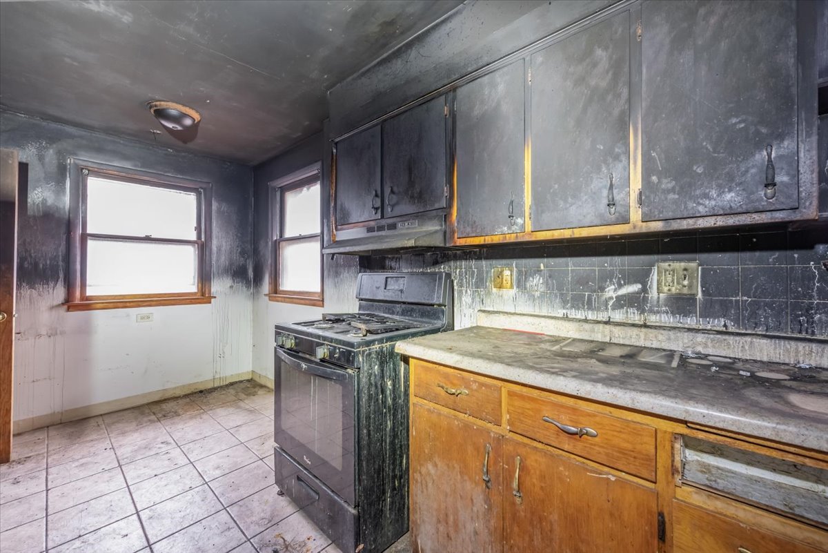 412 Jay Street Elgin, IL 60120 - Photo 6 of 25