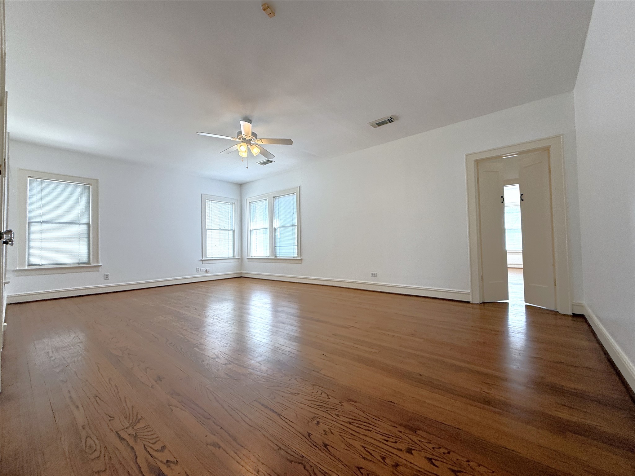 2311 Wroxton Road Houston, TX 77005 - Photo 6 of 24 With ceiling fan/light fixture, the living room is spacious!