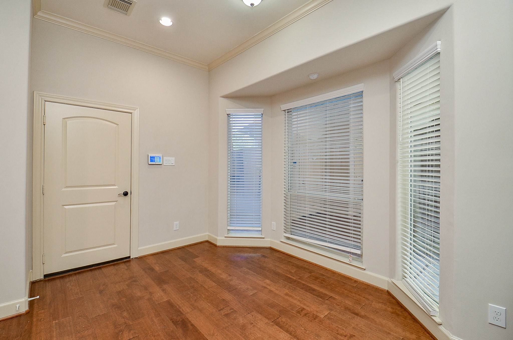 5512 Hidalgo Street Houston, TX 77056 - Photo 13 of 32 an empty room with window