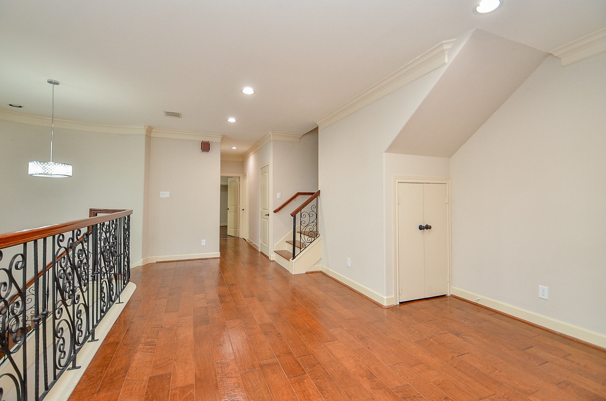 5512 Hidalgo Street Houston, TX 77056 - Photo 17 of 32 a view of an empty room with wooden floor