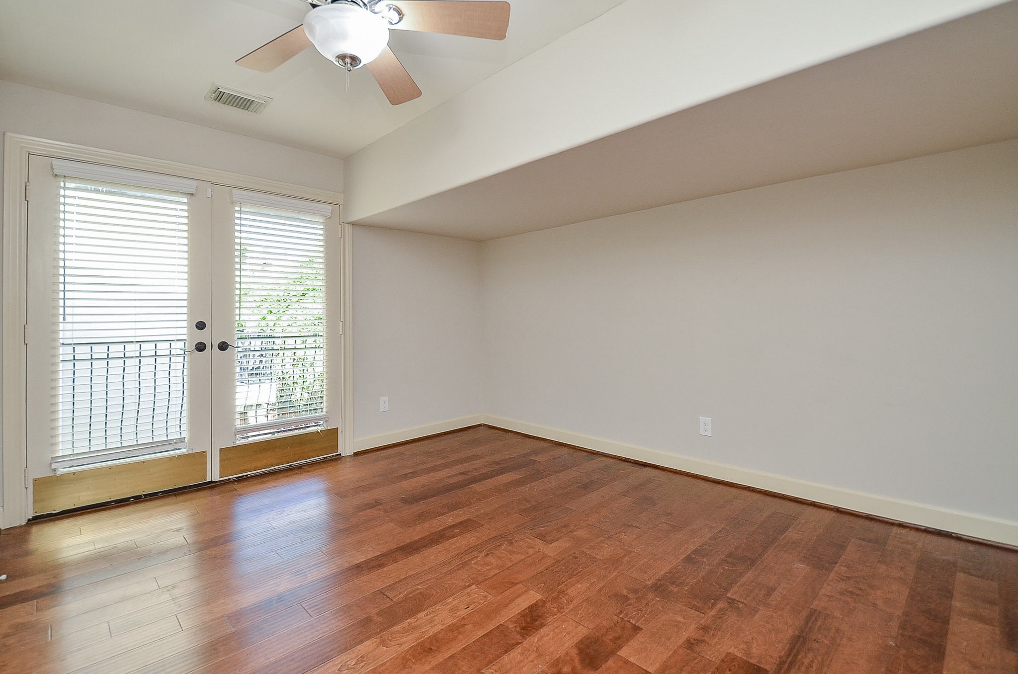 5512 Hidalgo Street Houston, TX 77056 - Photo 24 of 32 an empty room with wooden floor and windows
