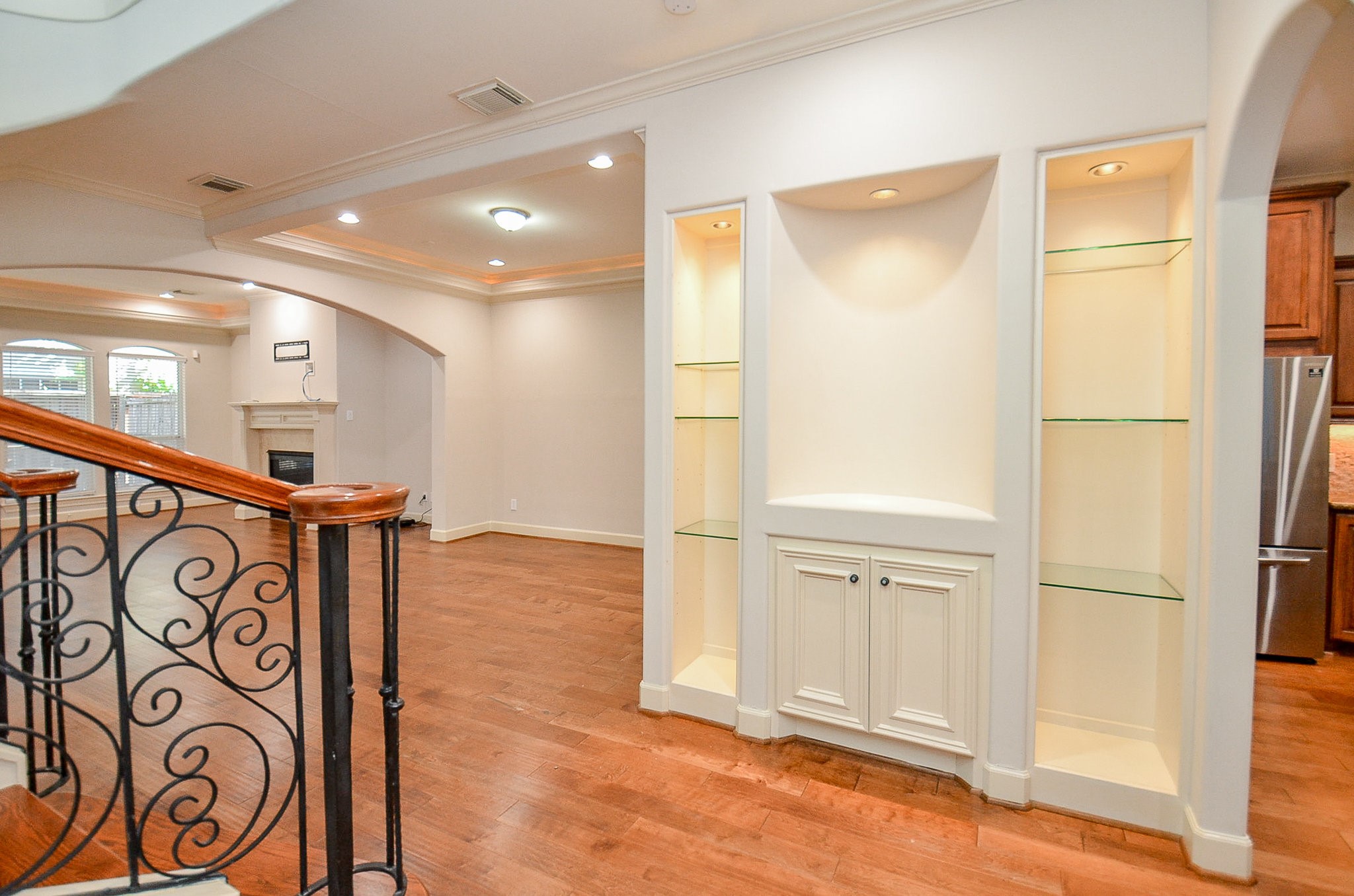 5512 Hidalgo Street Houston, TX 77056 - Photo 5 of 32 a view of a hallway with wooden floor