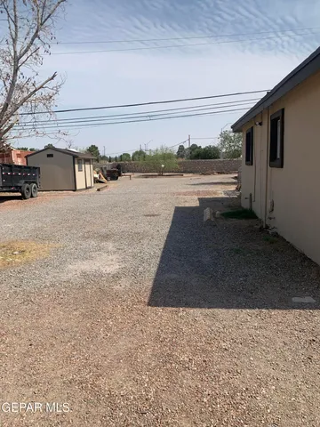a view of entryway of the house