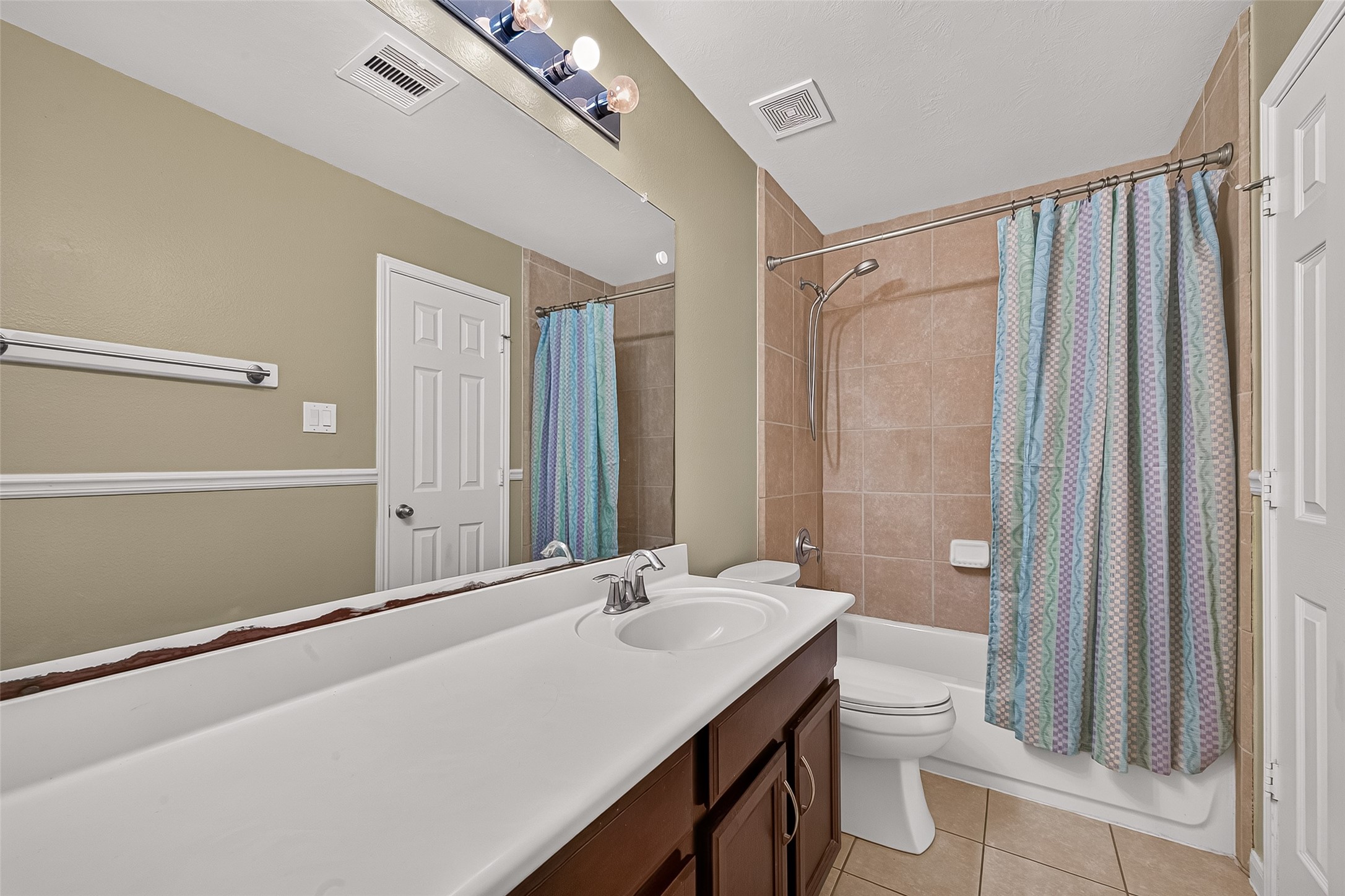 2014 Foxgate Drive Rosenberg, TX 77471 - Photo 12 of 24 Secondary Bathroom