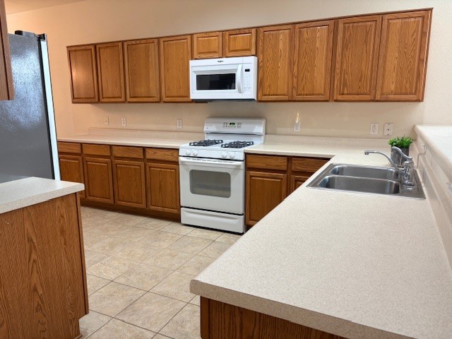 318 Crockett Loop Georgetown, TX 78633 - Photo 10 of 29 a kitchen with a sink stove and microwave