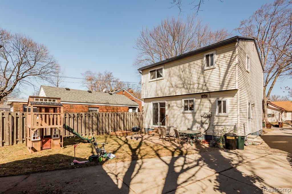 2023 Hampton Road Grosse Pointe Woods, MI 48236 - Photo 31 of 33