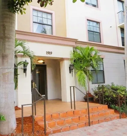 $2,450 | 1919 Van Buren Street, Unit 111A, Hollywood, FL 33020