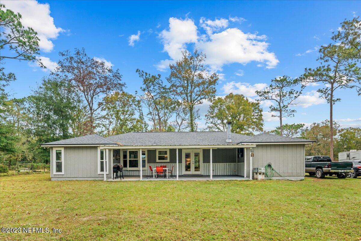4755 Leopard Circle Middleburg, FL 32068 - Photo 25 of 38 a front view of a house with a yard and a garage