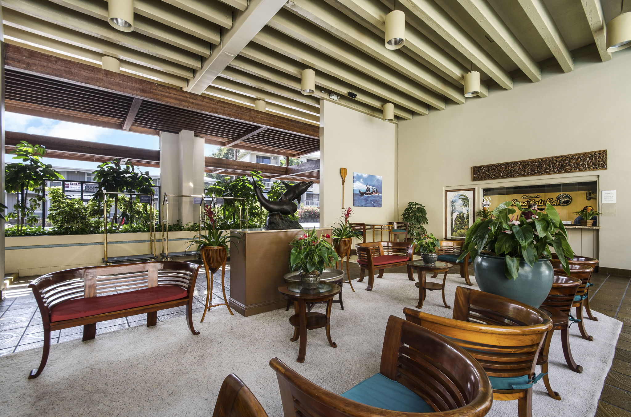 76-6233 Alii Drive, Unit 264 Kailua-Kona, HI 96740 - Photo 13 of 17 a living room with patio furniture and a potted plant