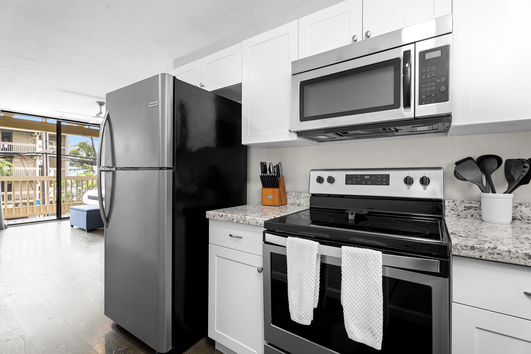 76-6233 Alii Drive, Unit 264 Kailua-Kona, HI 96740 - Photo 6 of 17 a kitchen with a refrigerator stove and microwave