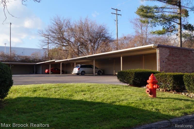 4045 West Maple Road, Unit 203 Bloomfield Hills, MI 48301 - Photo 11 of 25 10.jpg