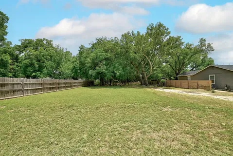 a view of a backyard