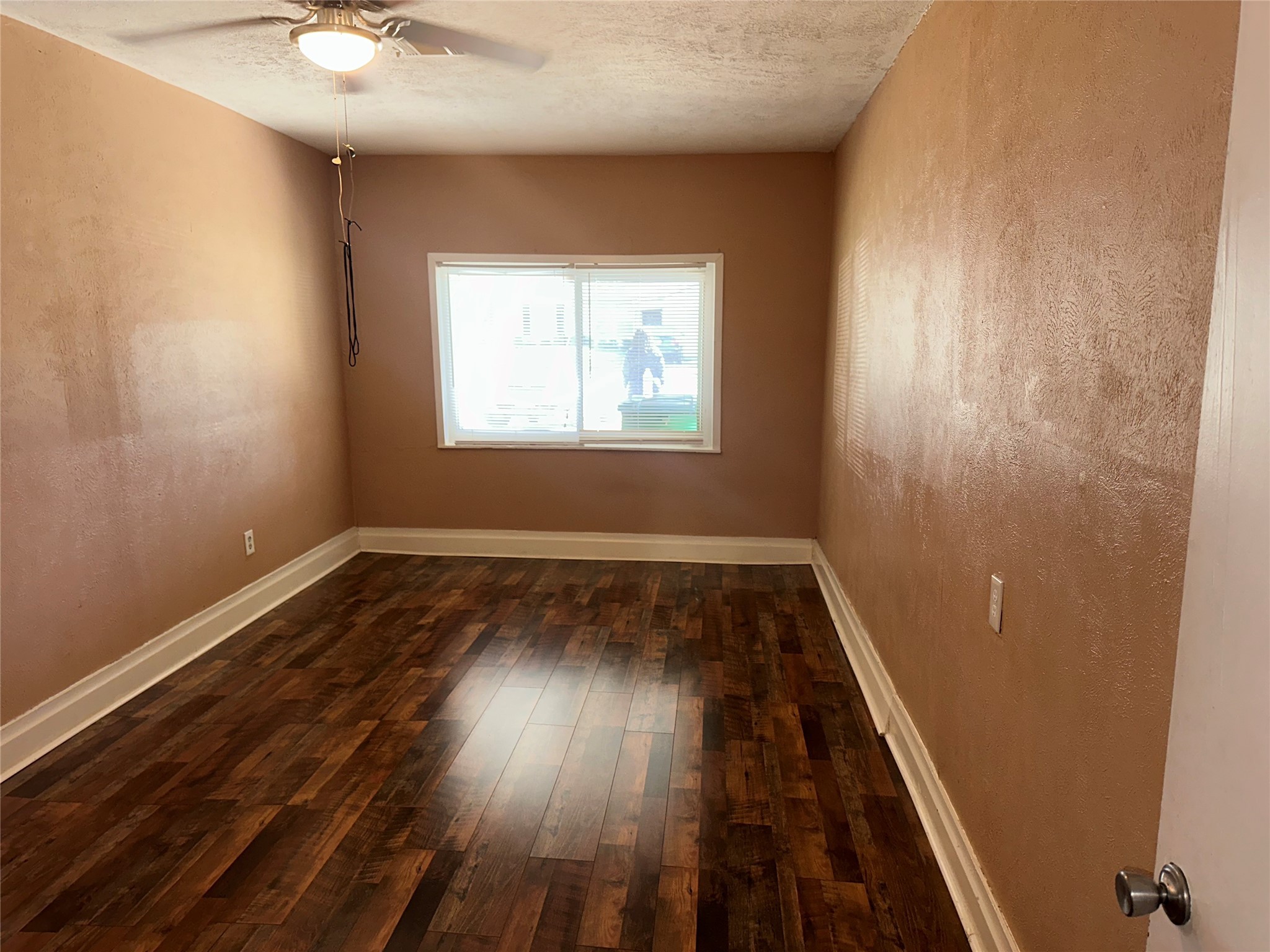 5425 Bataan Road Houston, TX 77033 - Photo 7 of 11 Primary