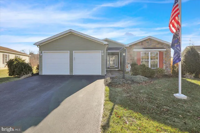 $330,000 | 10 Cormorant Dr., Bechtelsville, PA 19505