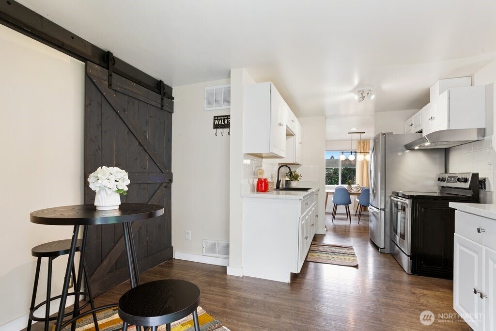 12214 4th Avenue Southwest Seattle, WA 98146 - Photo 17 of 33
