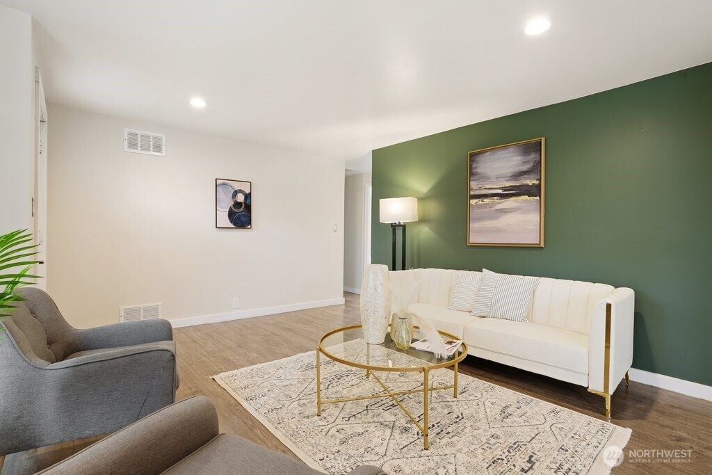 12214 4th Avenue Southwest Seattle, WA 98146 - Photo 3 of 33