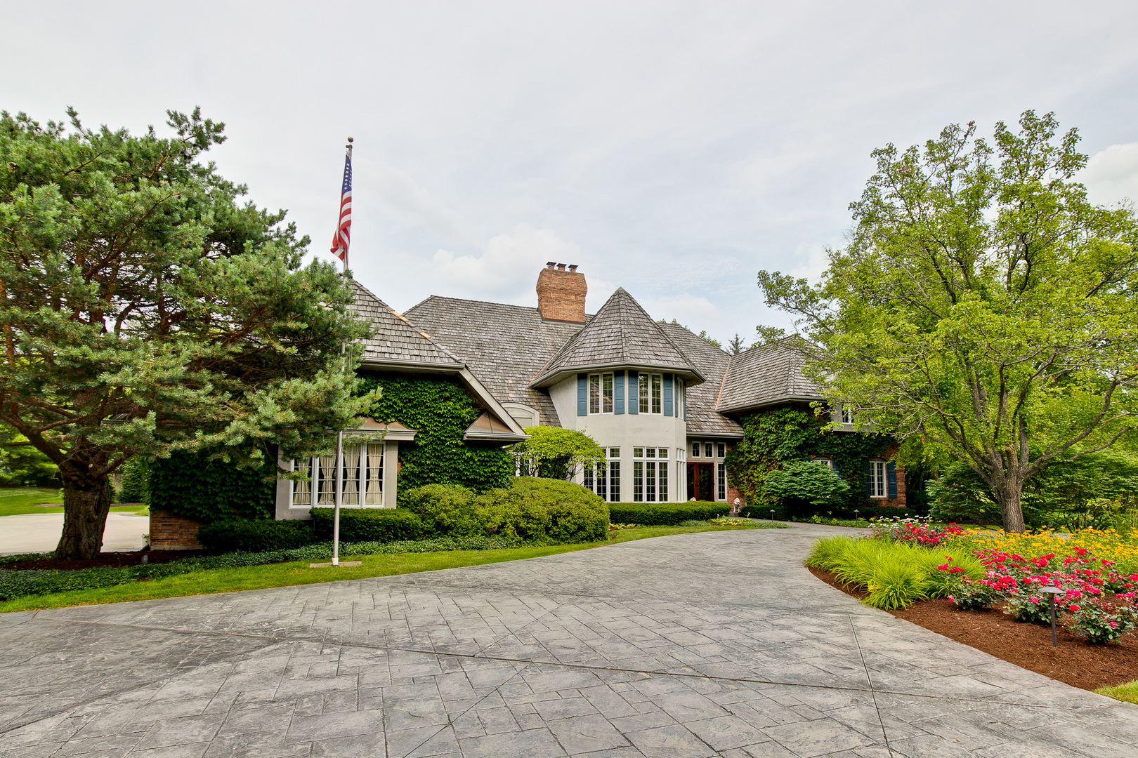 433 South Ridge Road Lake Forest, IL 60045 - Photo 2 of 49 a front view of a house with a yard and trees