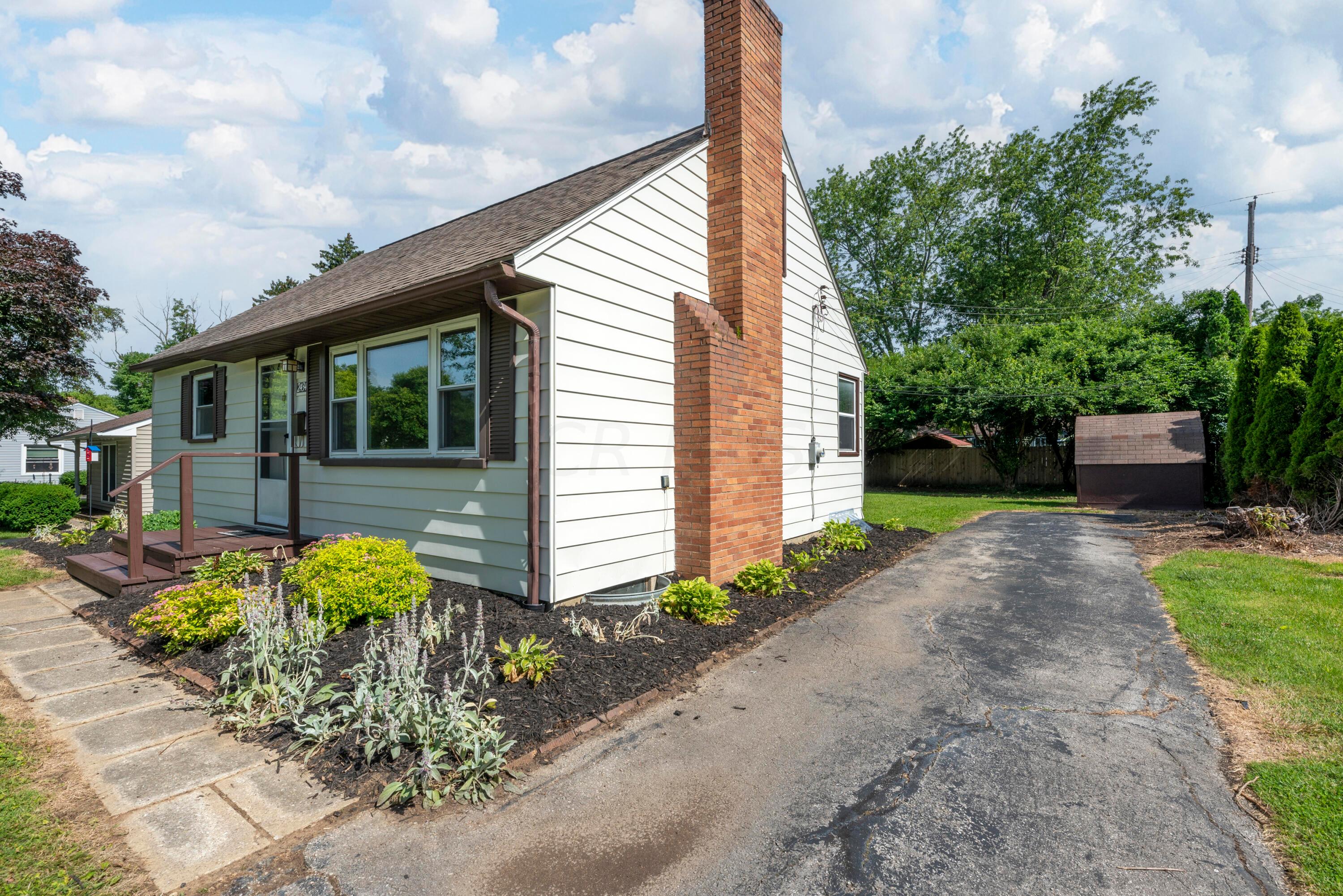 2434 Woodstock Road Columbus, OH 43221 - Photo 3 of 51 MAR_9053