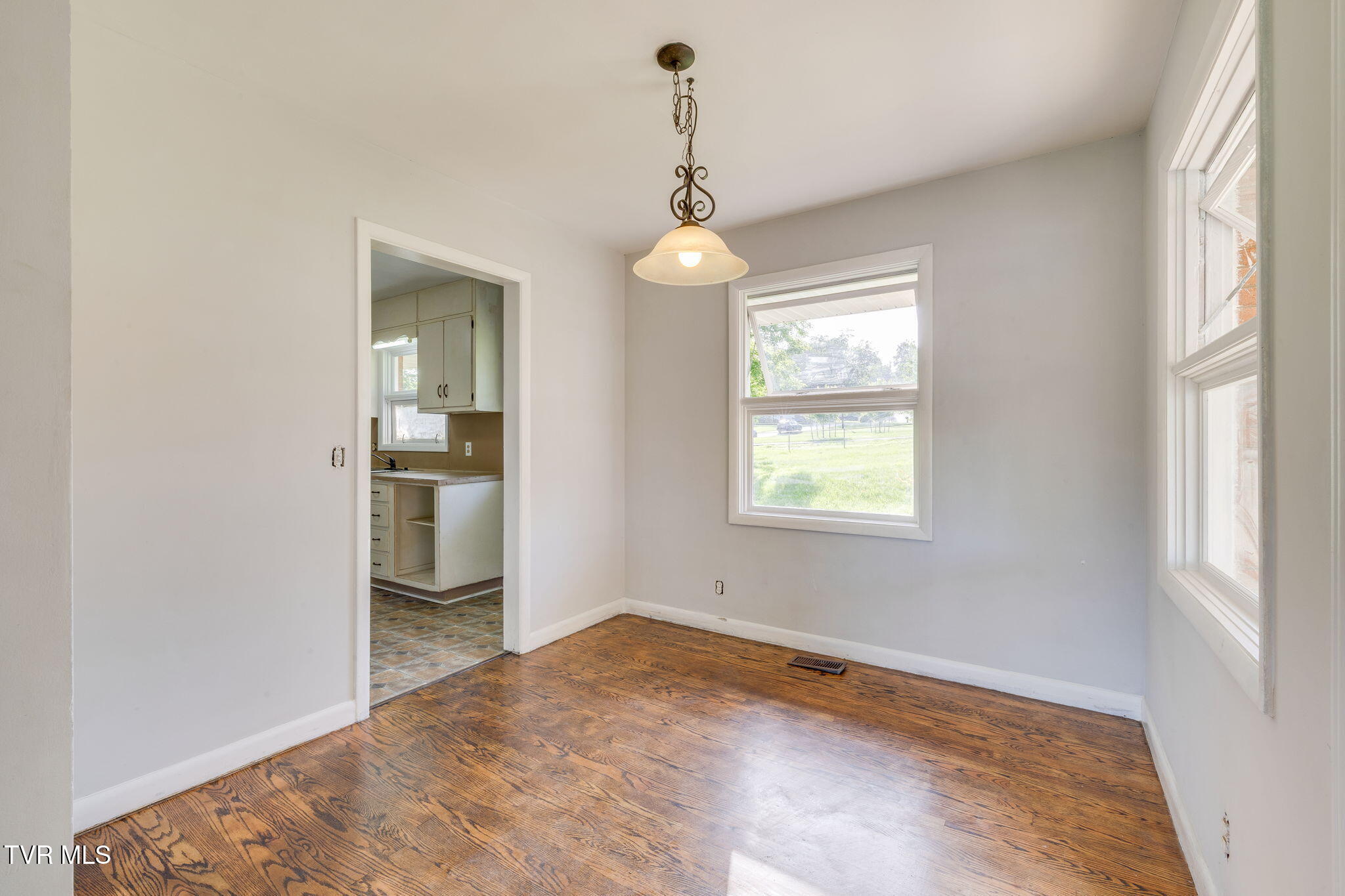 412 Colonial Heights Road Kingsport, TN 37663 - Photo 10 of 29 010