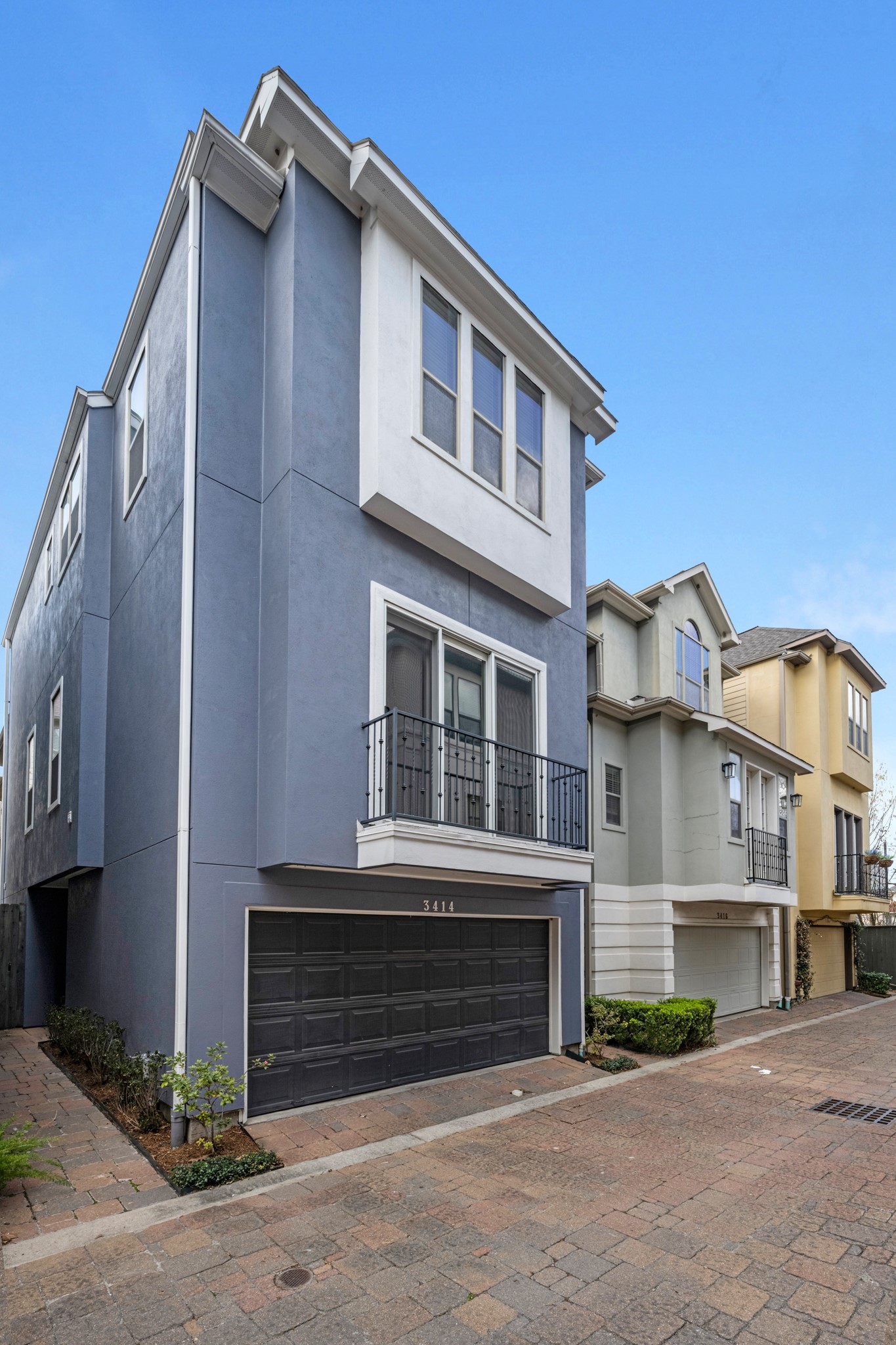 3414 Center Street Houston, TX 77007 - Photo 4 of 35 a front view of a house with a yard