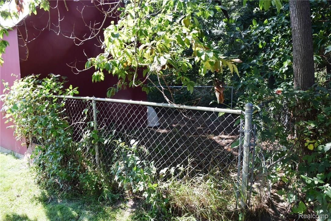 29679 Hickey Road New Baltimore, MI 48051 - Photo 14 of 33 14 kennel.JPG