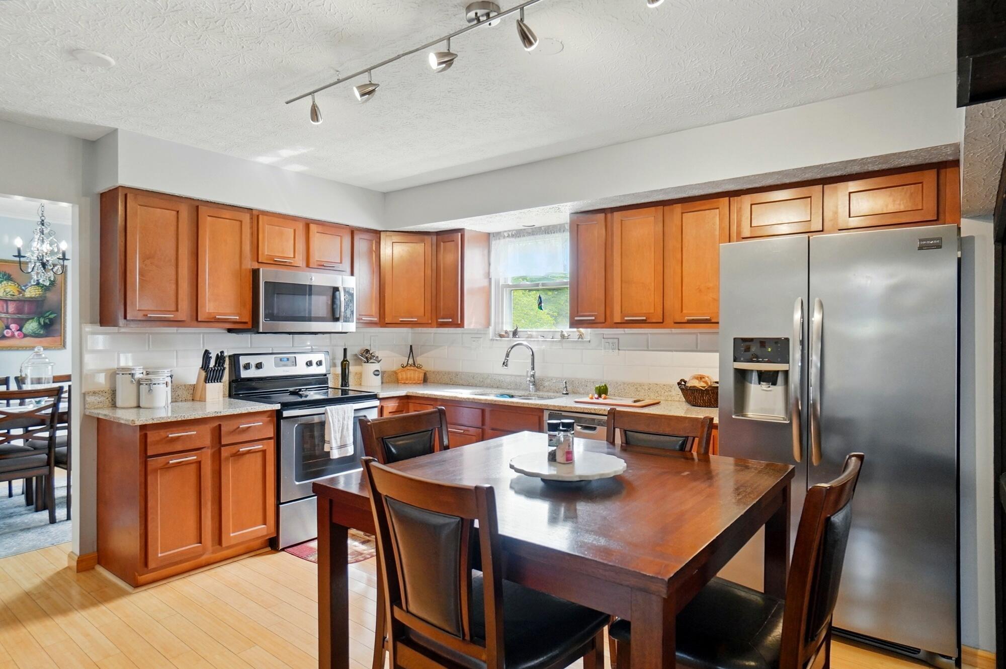 5508 Aspen Road Columbus, OH 43229 - Photo 10 of 40 Eat in Kitchen