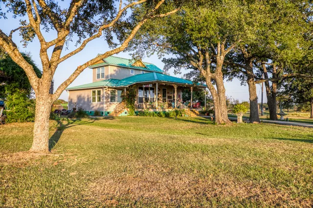 a view of a big room with an empty room
