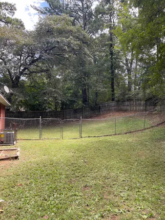 a view of a backyard