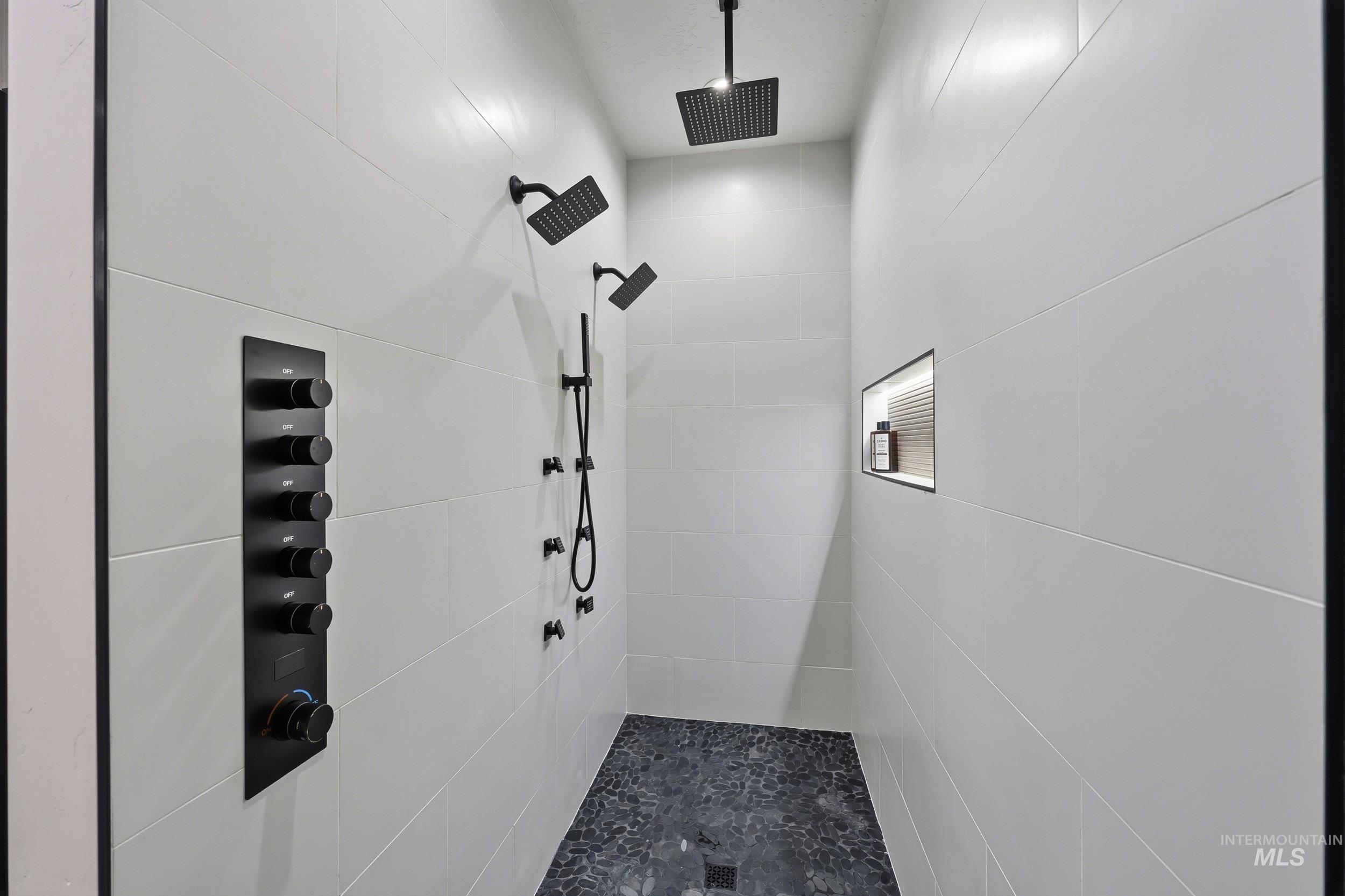 25300 Harvey Road Caldwell, ID 83607 - Photo 15 of 50 Full bath with a tile shower