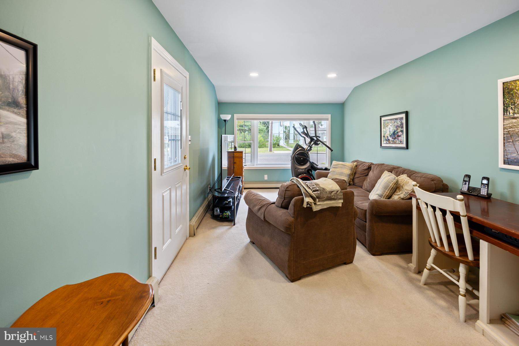 112 Hempstead Road Hamilton, NJ 08610 - Photo 28 of 40 Sitting Room in Primary Suite