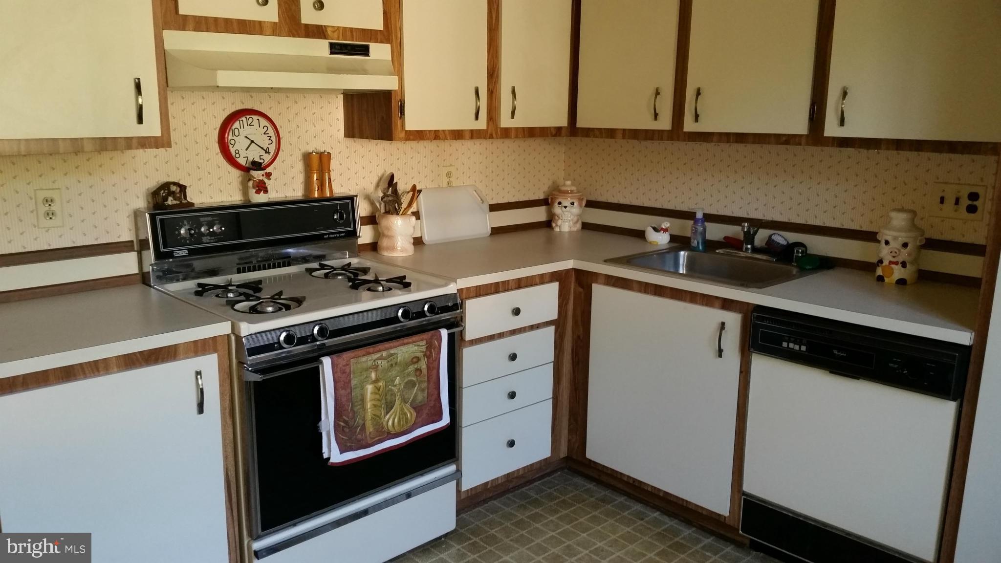 9255 Bellbeck Road Baltimore, MD 21234 - Photo 7 of 19 Kitchen