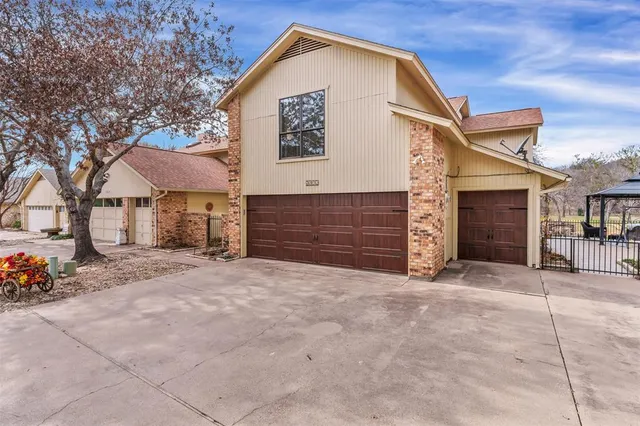 $425,000 | 4912 Walnut Pl Court, Granbury, TX 76049