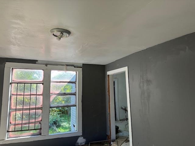 177 Modder Avenue Memphis, TN 38109 - Photo 9 of 16 an empty room with a window