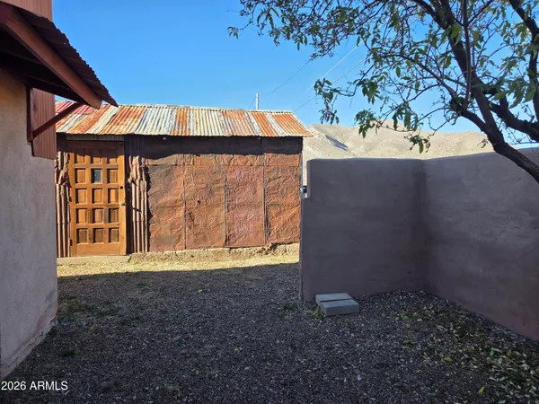 a view of a backyard