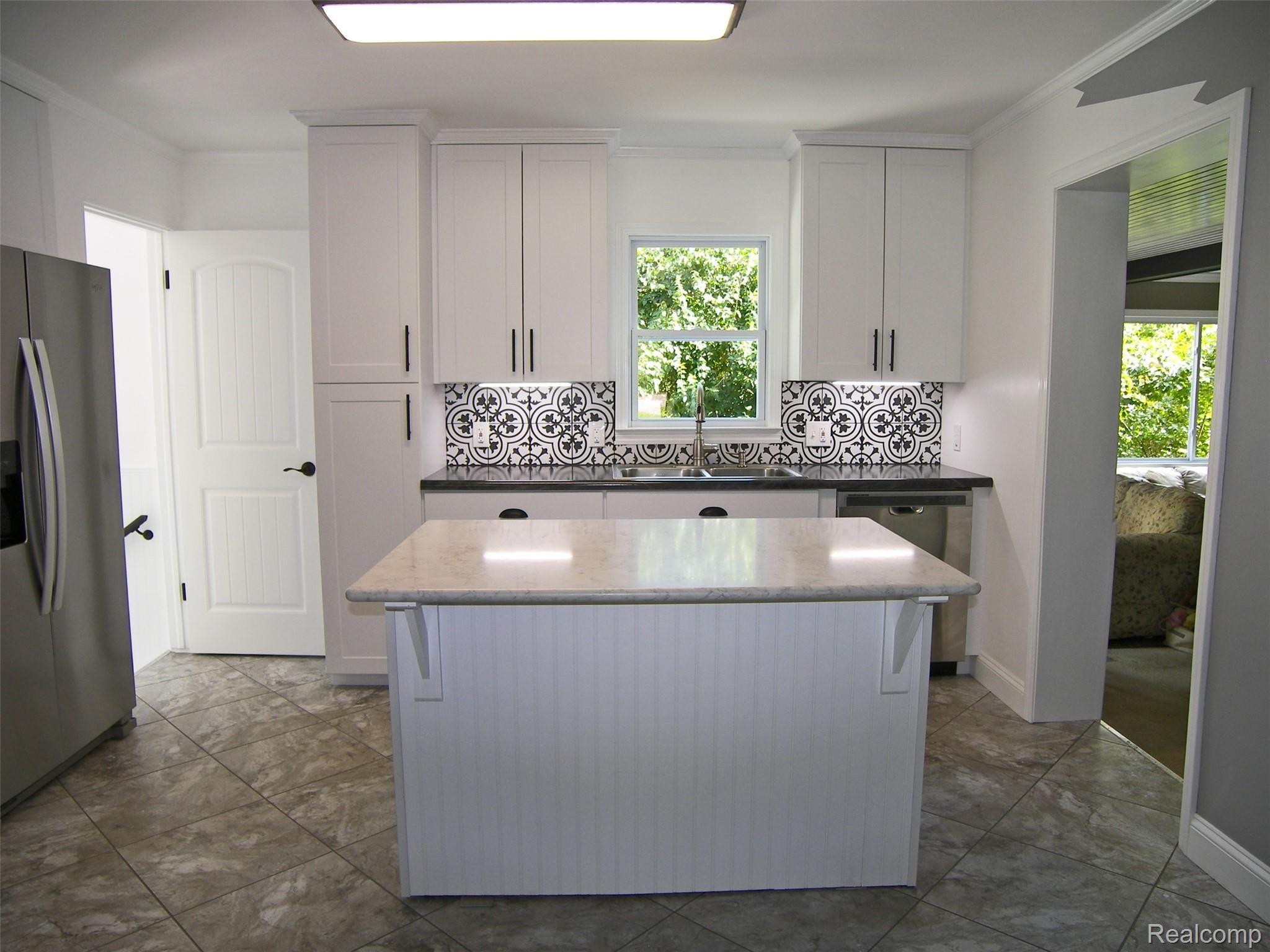 4444 Elms Road Flushing, MI 48433 - Photo 5 of 28 100_3346.JPG