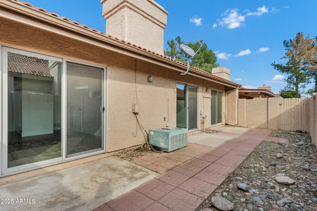 a view of a backyard