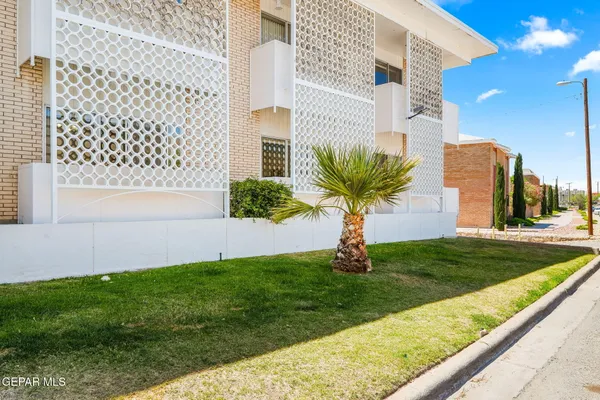 a view of building with yard and entertaining space