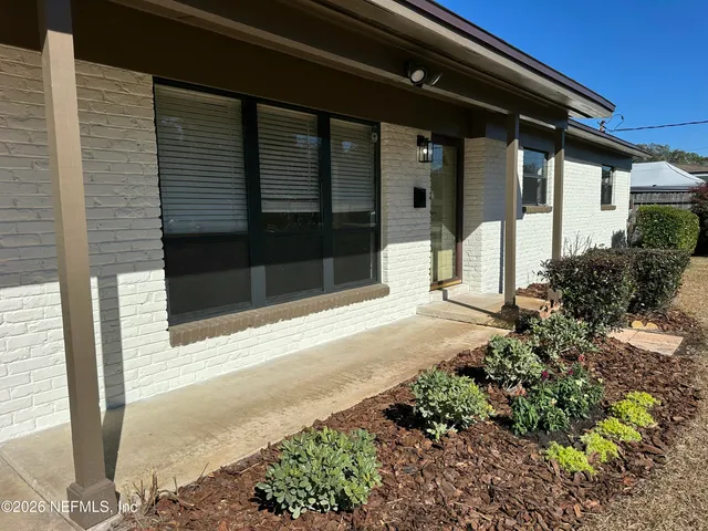 a view of a entrance gate of the house