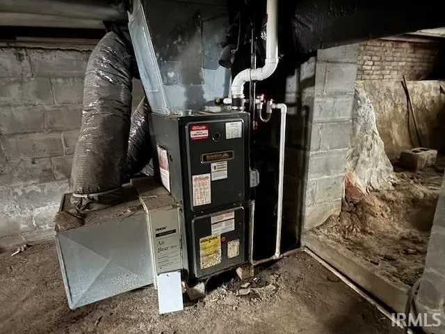 $179,000 | 215 South Albany Street, Wolcottville, IN 46795